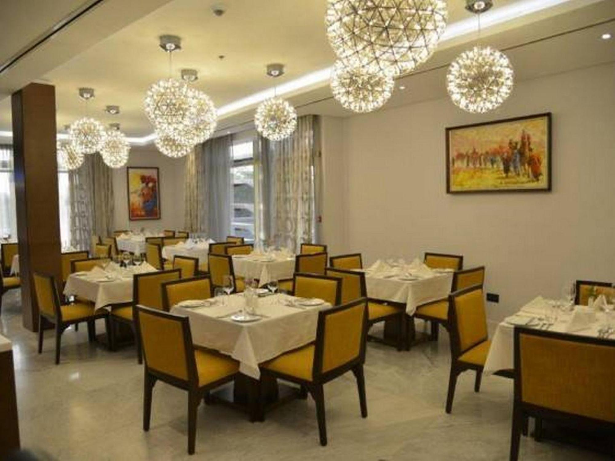 Room In Lodge - The Envoy Hotel And Suites Abuja Luaran gambar
