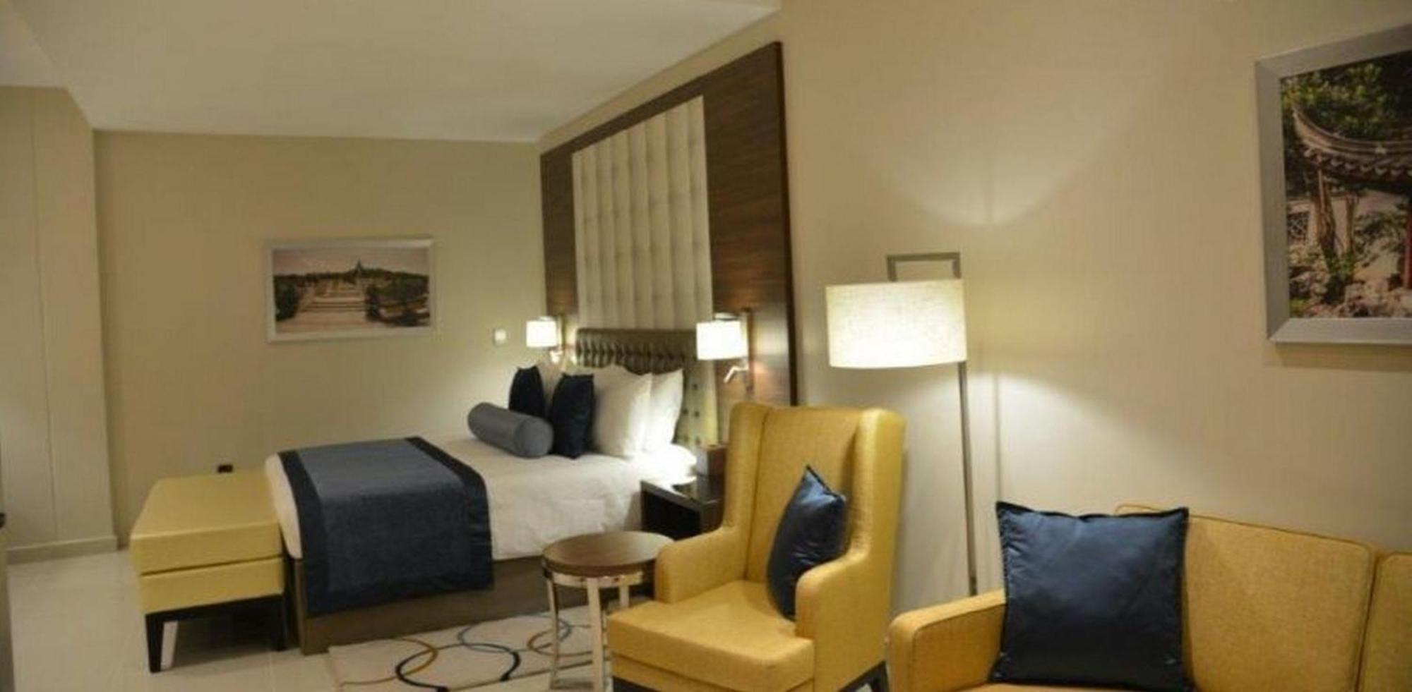 Room In Lodge - The Envoy Hotel And Suites Abuja Luaran gambar