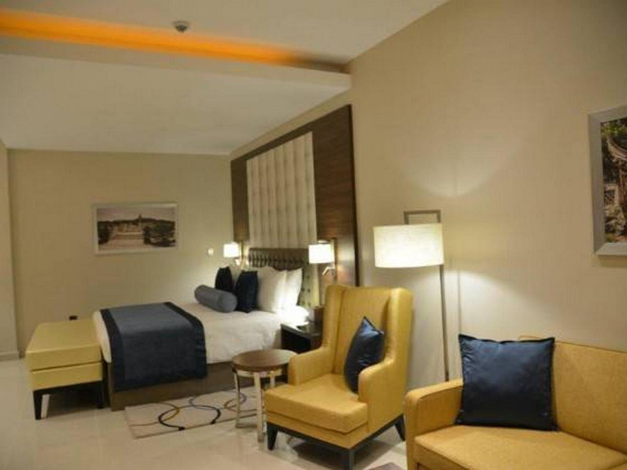 Room In Lodge - The Envoy Hotel And Suites Abuja Luaran gambar